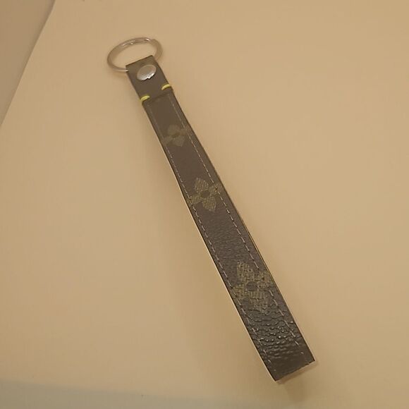 Upcycled Original Strap LV Key chain CLASSIC - Picture 3 of 4